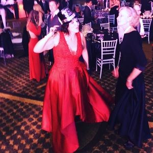 Perfect for New Year’s Eve - Gorgeous red formal